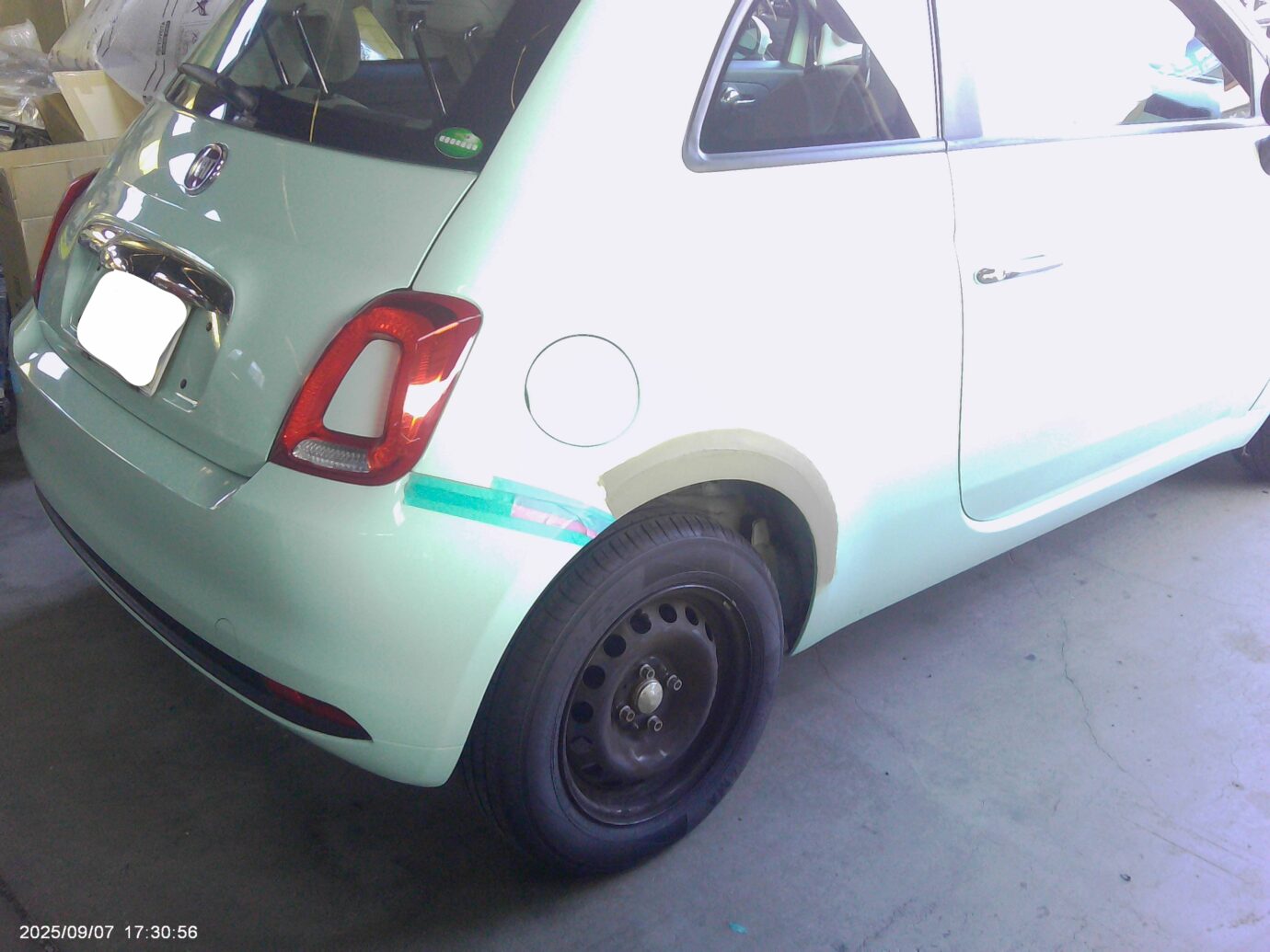 フィアット 右リアフェンダー修理 作業写真3