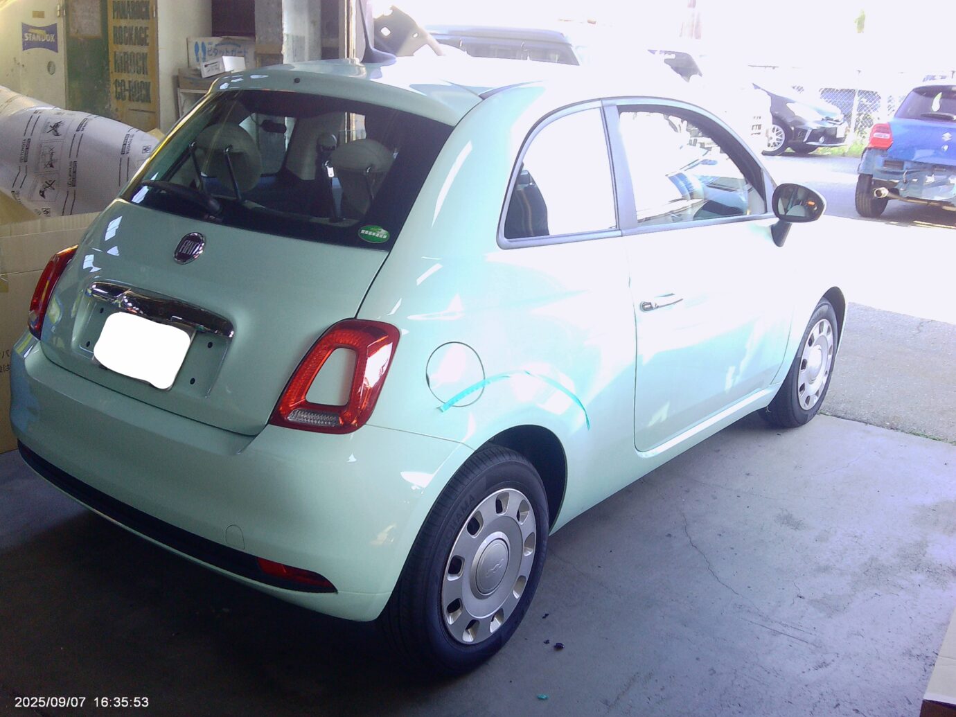 フィアット 右リアフェンダー修理 作業写真1