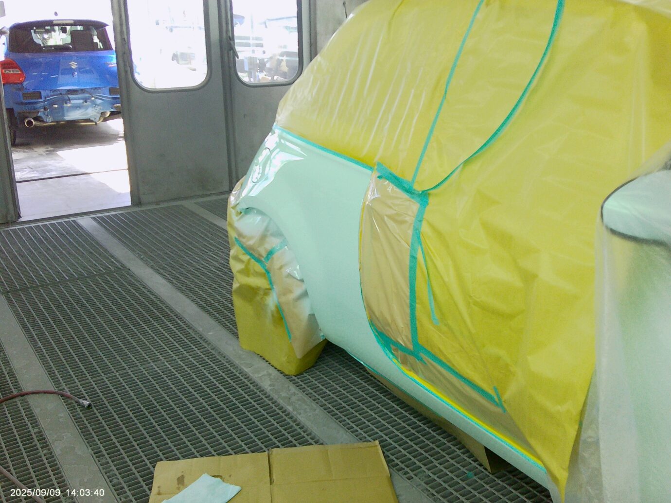 フィアット 右リアフェンダー修理 作業写真4