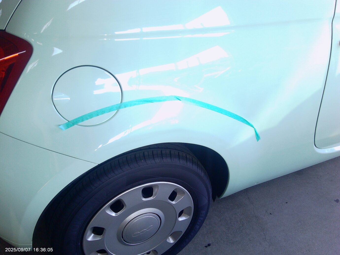 フィアット 右リアフェンダー修理 作業写真2